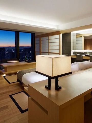 Hotelzimmer mit stilvoller Beleuchtung und beeindruckendem Stadtblick