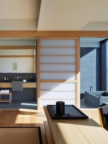 Helles Zimmer mit modernen japanischen Designelementen und Badbereich