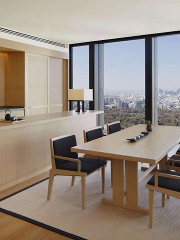 Essbereich in einer Suite mit großartigem Blick über die Stadt