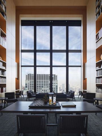Luxuriöse Bibliothek mit großen Fenstern und Stadtblick