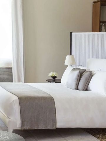 Geschmackvoll eingerichtetes Hotelzimmer mit großen Fenstern.