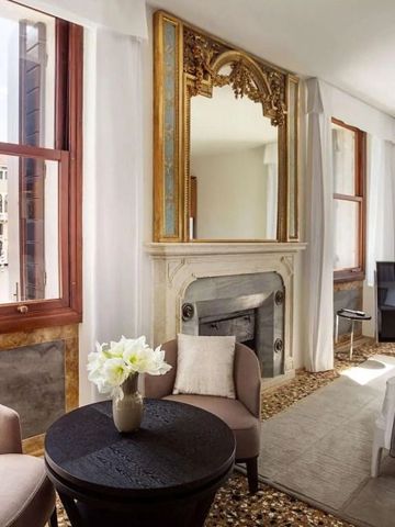 Luxuriöses Zimmer mit antikem Kamin und weitem Ausblick