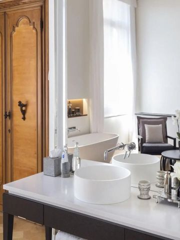 Modernes Badezimmer mit Doppelwaschbecken und eleganter Ausstattung