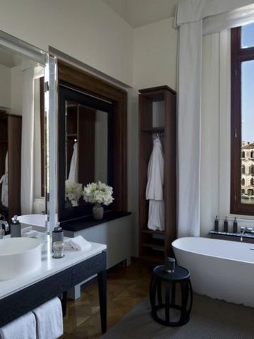 Helles Badezimmer mit freistehender Badewanne und Aussicht