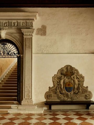 Elegante historische Lobby mit Treppen und kunstvollen Details