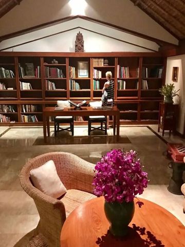 Gemütliche Bibliothek des Amandari Hotels mit Bücherregalen und bequemen Sitzmöglichkeiten