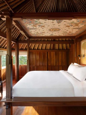 Luxuriöses Schlafzimmer des Amandari Hotels mit Holzausstattung und prächtigem Himmelbett