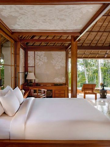 Helles Schlafzimmer im Amandari Hotel mit offener Architektur und Ausblick ins Grüne