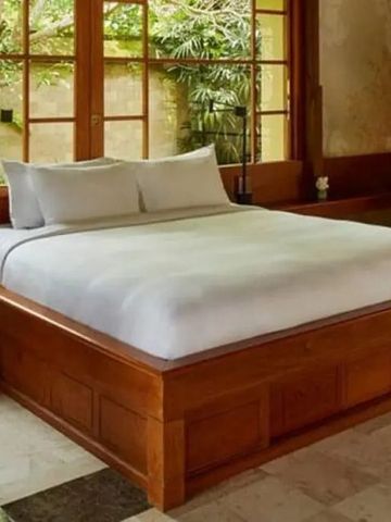 Luxuriöses Zimmer mit großem Fenster und stilvollem Holzbett