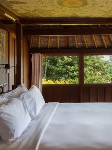 Geräumiges Schlafzimmer mit traditionellem Dekor und großem Fenster