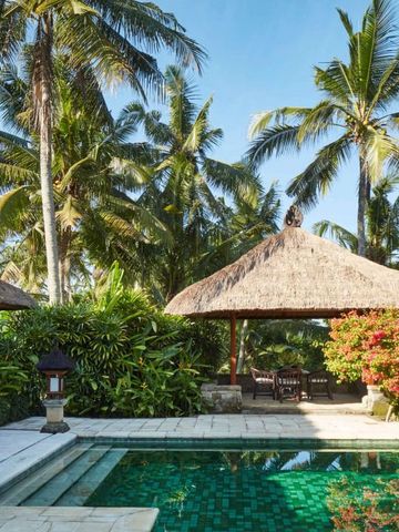 Tropische Gartenoase mit Pool und traditionellen Pavillons