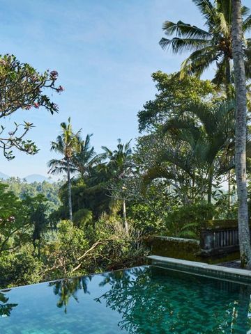 Infinity-Pool mit atemberaubender Aussicht auf tropische Landschaft