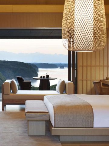 Luxuriöses Zimmer mit Panoramablick auf Meer und Wald