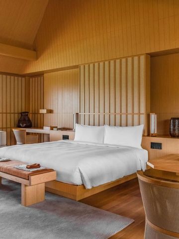 Helles Schlafzimmer mit Holzelementen und natürlichem Licht