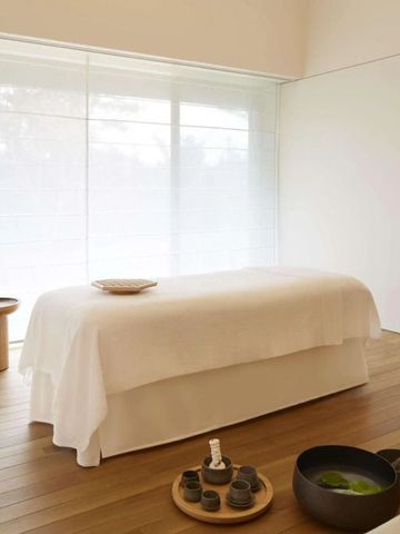 Spa-Behandlungsraum mit minimalistischem Design und entspannendem Ambiente
