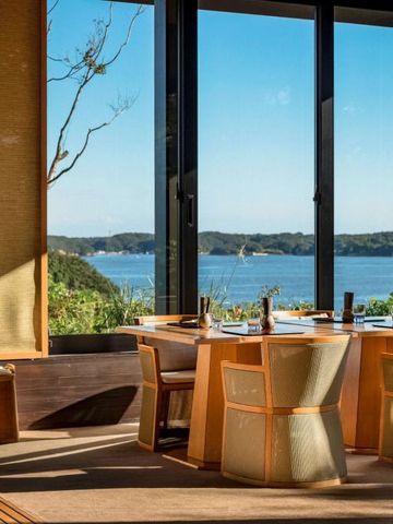 Restaurant mit Blick auf das Meer durch große Fenster