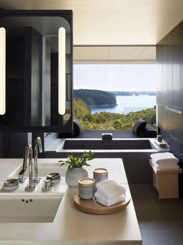 Modernes Badezimmer mit Badewanne und herrlicher Aussicht