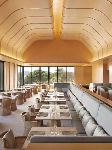 Helles Restaurant mit Panoramafenstern und eleganter Sitzanordnung