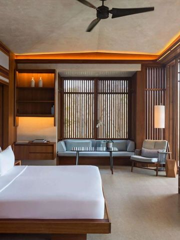 Elegantes Hotelzimmer mit großen Fenstern und stilvollem Interieur