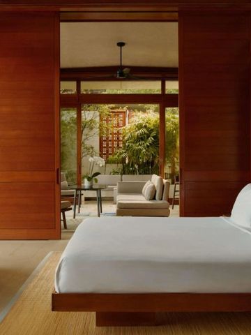 Zimmer mit Holzdetails und Blick auf eine private Terrasse