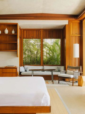 Geräumiges Zimmer mit heller Einrichtung und großen Fenstern