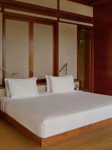 Modernes Hotelzimmer mit elegantem Holzinterieur und großem Bett