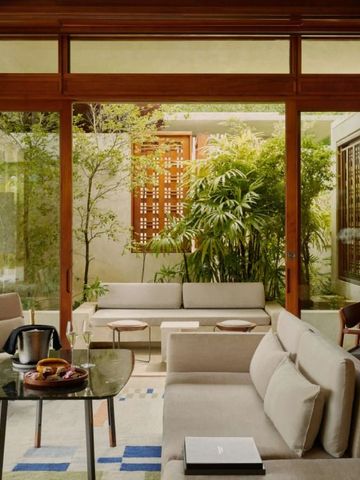 Lichte Wohnzimmer mit Gartenblick und moderner Einrichtung