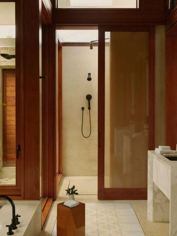 Luxuriöses Badezimmer mit Marmorarmaturen und Regendusche