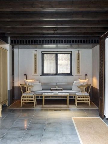 Stilvolles Interieur einer Suite im Amanfayun Hotel mit traditionellem Dekor