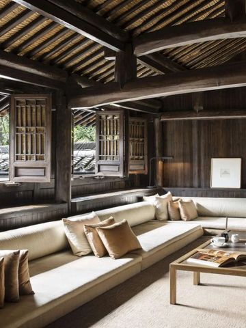 Gemütliche Lounge mit Holzelementen und Kissen im Amanfayun Hotel