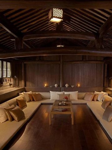 Gemütliche Lounge mit holzgetäfelten Wänden und bequemen Sitzgelegenheiten