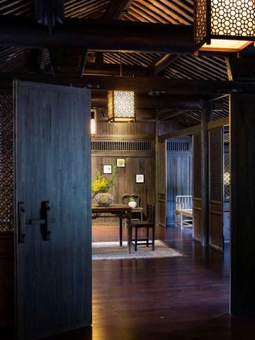 Elegante Eingangshalle mit kunstvoller Holzverzierungen und gedämpfter Beleuchtung