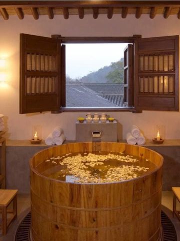 Spa-Raum mit Holzzuber und Blick auf die Landschaft