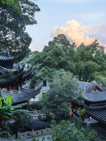 Traditionelle chinesische Architektur umgeben von üppiger Vegetation im Hotel Amanfayun