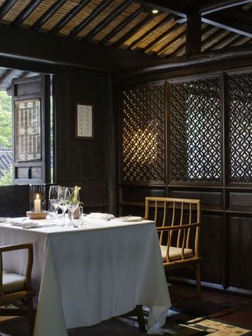 Elegantes Restaurant mit Holzverkleidung und Kerzenlicht im Hotel Amanfayun