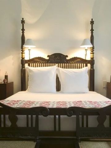 Einladendes Schlafzimmer mit Himmelbett im Amangalla Hotel