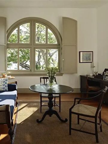 Gemütlicher Wohnbereich im Amangalla Hotel mit großen Fenstern und klassischem Mobiliar