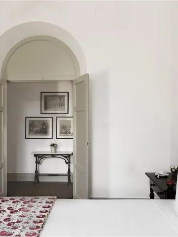 Elegantes Hotelzimmer mit stilvollem Baldachinbett und klassisch eingerichteter Atmosphäre