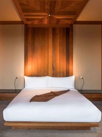 Modernes Hotelzimmer mit Holzelementen und luxuriösem Doppelbett.