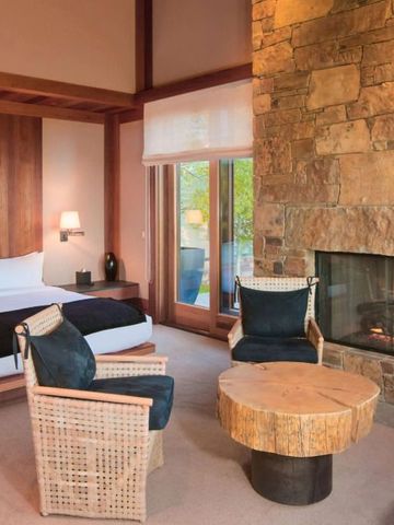 Suite mit Kamin, Sitzgruppe und direktem Zugang zum Außenbereich.