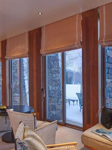 Gemütlicher Lounge-Bereich mit Panoramablick und moderner Einrichtung