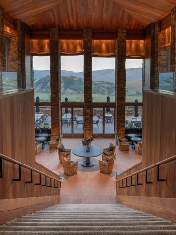 Luxuriöses Interieur mit Blick auf die Berglandschaft durch große Fenster