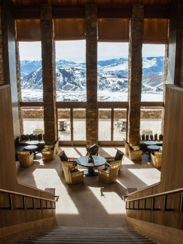 Stilvolles Foyer mit Panoramafenstern und Aussicht auf die Berge im Winter