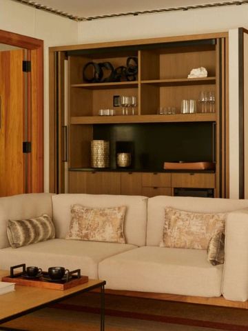 Gemütlicher Wohnbereich mit komfortablem Sofa und dekorativen Elementen