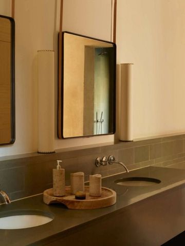 Elegantes Badezimmer mit Doppelwaschbecken und stilvollen Armaturen.