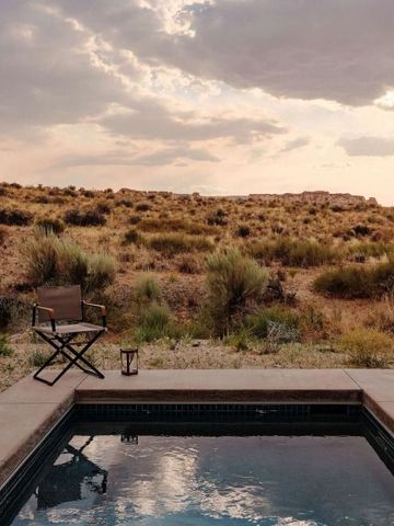 Kleiner privater Pool mit Blick auf die Wüstenlandschaft