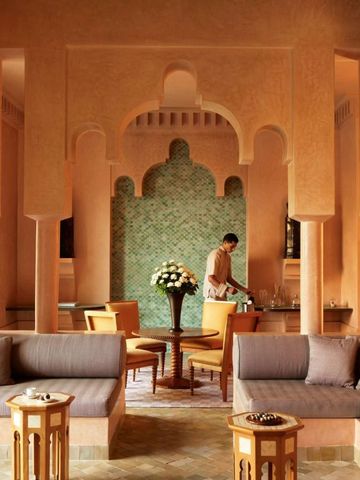 Luxuriöser Lounge-Bereich mit dekorativen Säulen und bequemen Sitzgelegenheiten