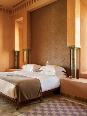 Helles Schlafzimmer mit großem Doppelbett und stilvollen Dekorationen