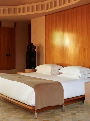 Geräumiges Schlafzimmer mit minimalistischem Design und eleganten Details