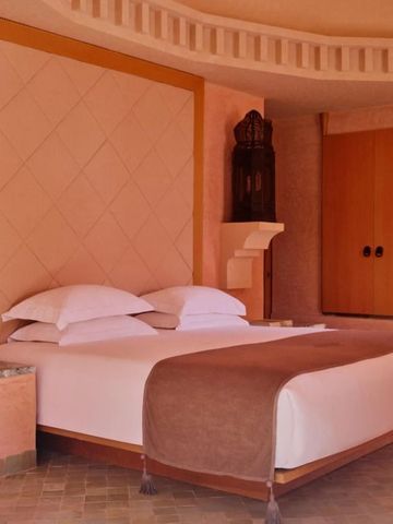 Komfortables Schlafzimmer mit warmen Farben und behaglicher Atmosphäre